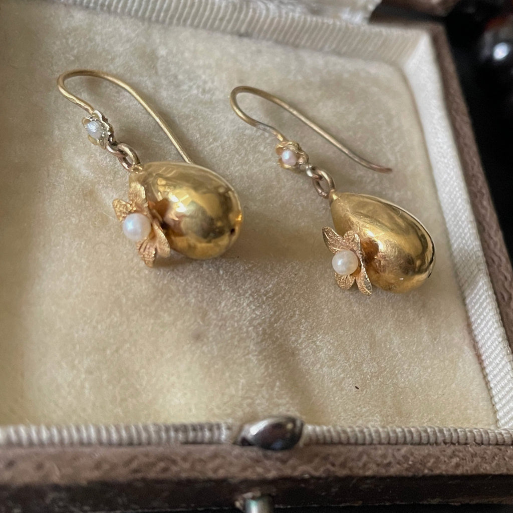 Gold earrings with pearls.