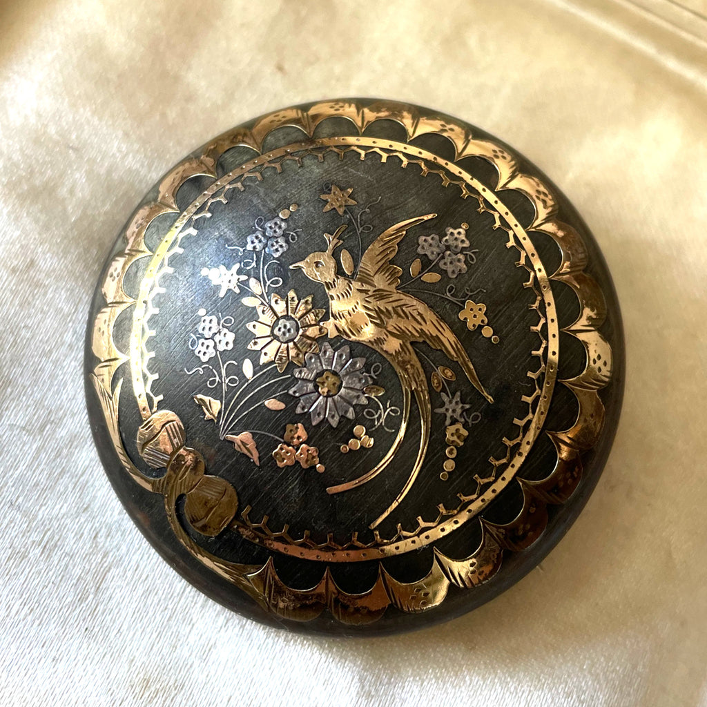 Pique brooch with gold and silver.